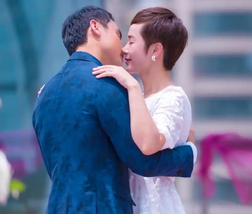 明道牵妻儿手逛街,牛仔裤配凉拖尽显朴素,妻子挺孕肚背包不娇气