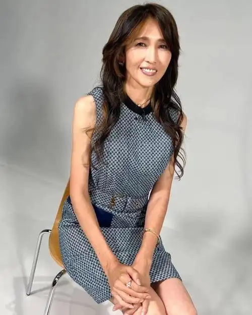 52岁工藤静香秀豆芽腿,真实镜头下皮肤松弛眼皮耷拉,纹身遭吐槽