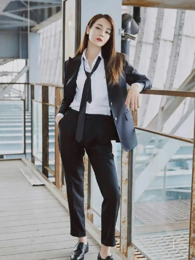 迪丽热巴帅气西装写真,男女通吃