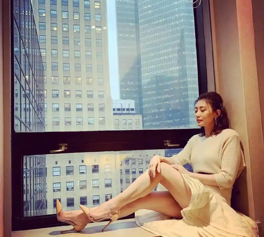 46岁贾静雯在家真放得开穿体操裤健身160cm柯基臀太招摇