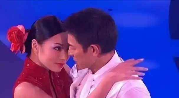 她陪伴刘德华26年,如今42岁仍然单着,眼睁睁看着他娶了别的女人