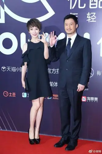 谢楠晒出与吴京的合照,网友发现其中一个现象