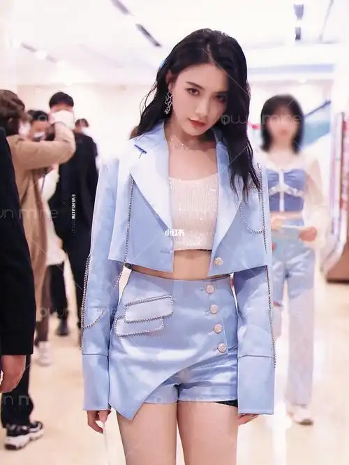 戴萌冰蓝色闪钻西服套装