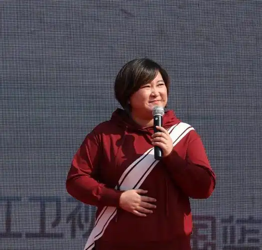 春晚上贾玲的腿成了亮点眼睛都眯起来了摸肚子的动作像有了娃