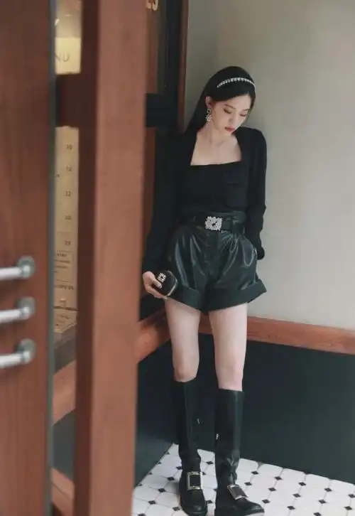 欧阳娜娜为证明腿不粗穿三分裤踩毒汁靴帅气造型太吸睛