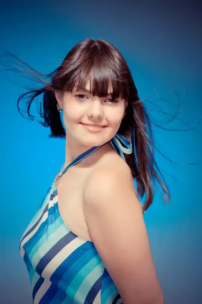 头发飘扬的女孩,头发飘扬的女孩