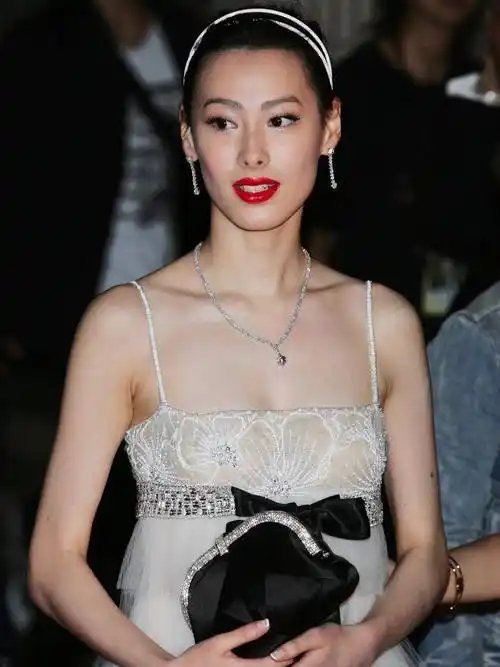 梁洛施生3娃身材没缩水,穿吊带裙快"撑爆"了,网友直呼受不了