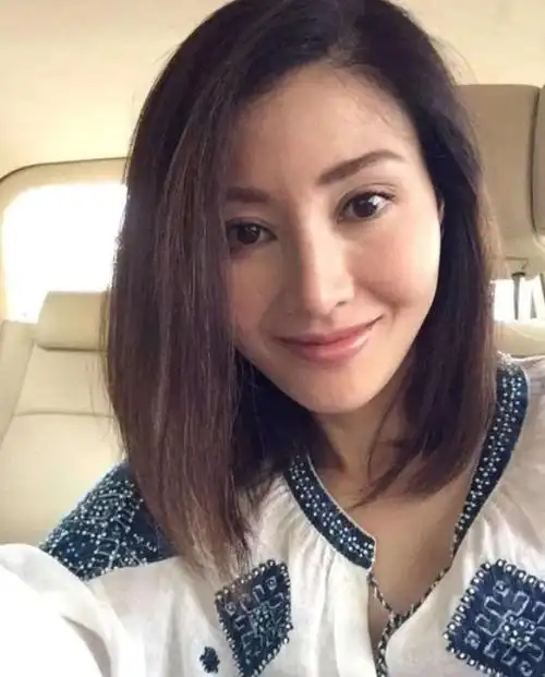 这次李嘉欣系着万元皮带,笑容满满,看起来富裕的生活,给了李嘉欣很多