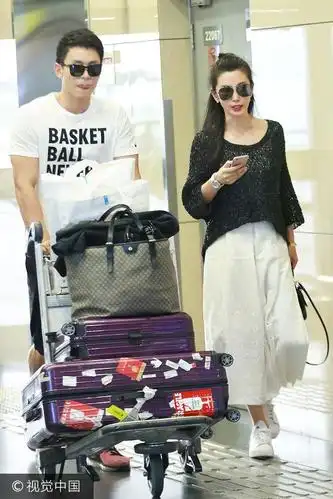 甜蜜值max!李冰冰与男友合体现身恩爱十足