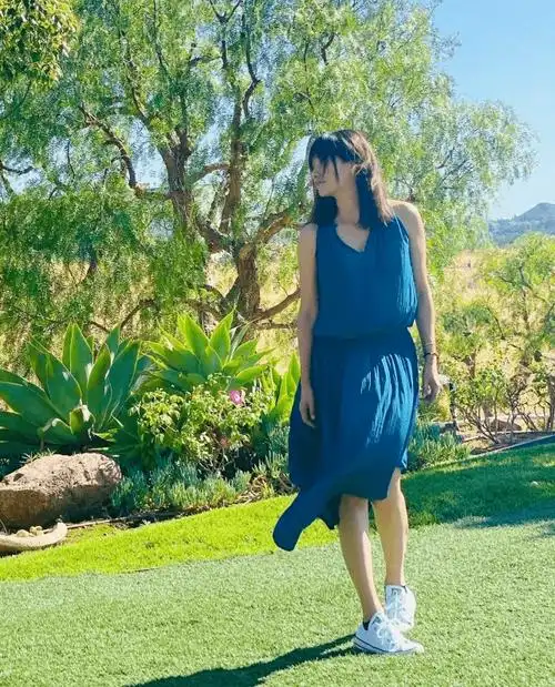 照片中徐静蕾的气质是真的好有感觉,完全就是一种夏天的味道.