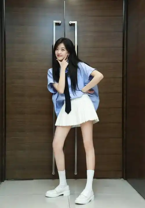 孙千《你好星期六》学生样貌,蓝衣白裙,修长迷人双腿_自然_姐姐_造型