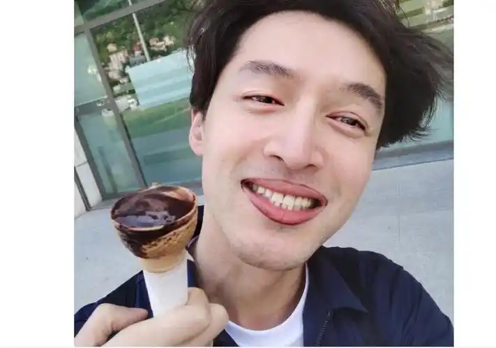 5月21日,胡歌在微博晒出一张照片,称:"应广大网友的要求 发一张自拍吧