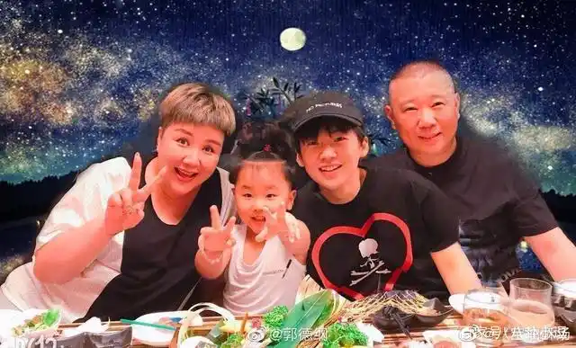 谁说郭麒麟长的不像郭德纲,看看这几张照片!