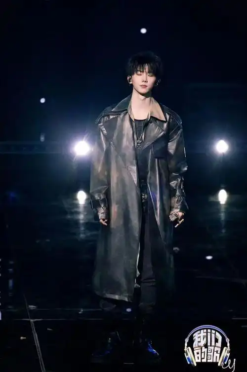 马嘉祺同样也演绎过很多不同风格的风衣,舞台上的浅卡其经典风衣儒雅