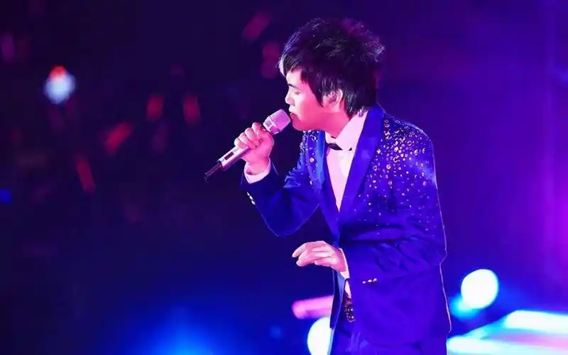 19岁靠唱歌一天赚1万,舞台都请不动他,却没人敢说他耍大牌_郑源_音乐