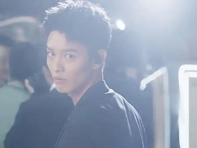 男主厉腾,外表帅气,身手矫健,头脑灵活的特种兵,演员叫曹佑宁,来自