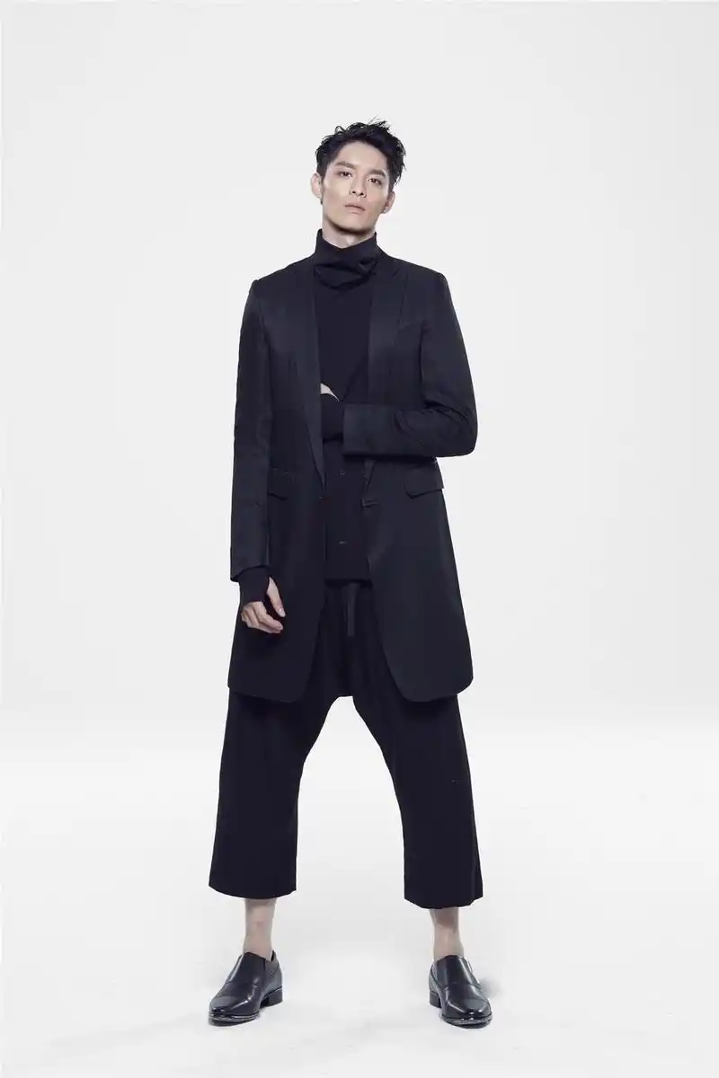 新浪娱乐讯 新生代演员曹佑宁曝光一组低调风写真,干净利落的一身黑色