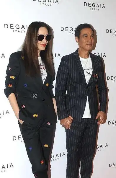 任达华妻子都50多岁了可穿搭还挺叛逆黑西装带点花太酷了