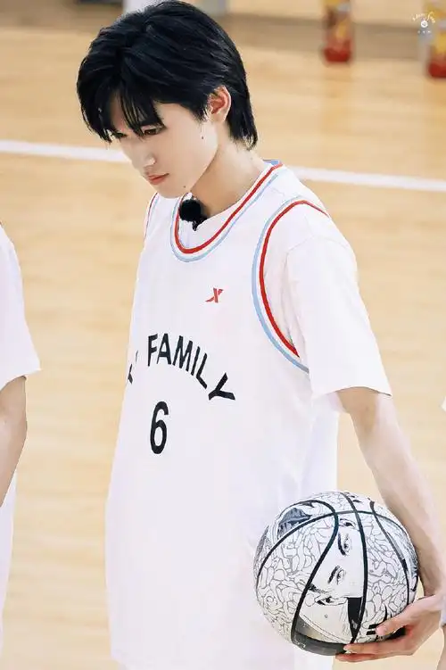 起筑梦#90#宋亚轩夏季运动会生图#90#宋亚轩 爱与温柔#篮球篇90