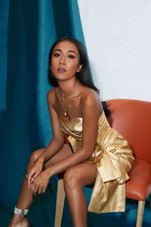 吉克隽逸性感现身荣获年度实力歌手黑色打底裤超抢镜