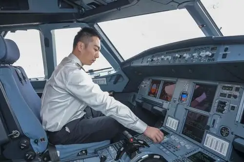 机长邱争的第十三个春运每次起降只为旅客平安