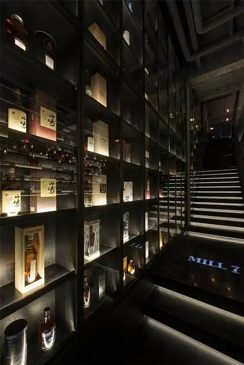 暗藏无数机关的"有趣"酒吧     来到二楼,走廊尽头是面反光的镜墙