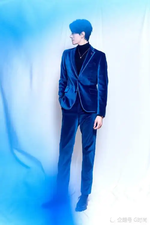 郑云龙身着蓝色丝绒西装内搭黑色高领衫现身舞台满满高级感