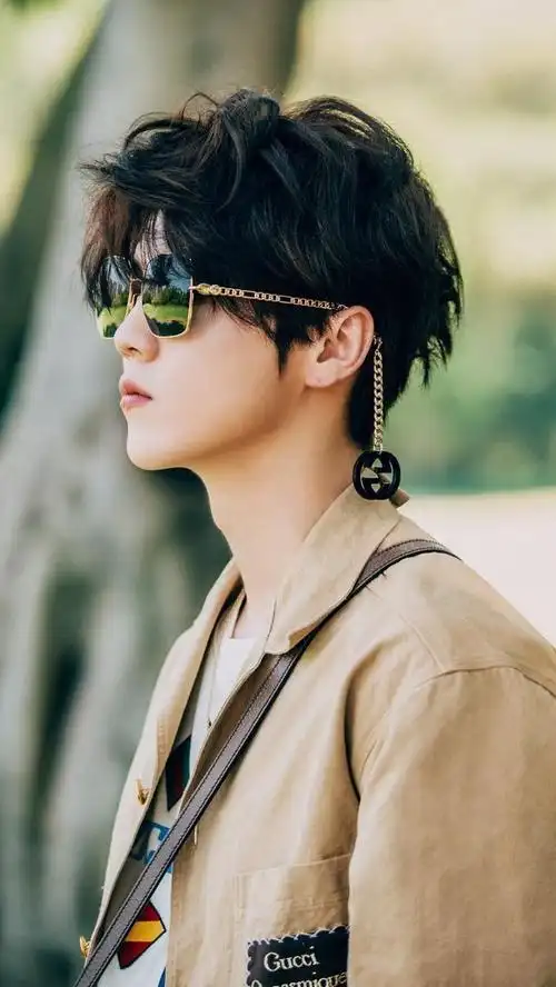 200625 鹿晗眼镜杀来袭 清新阳光斯文败类皆可驾驭