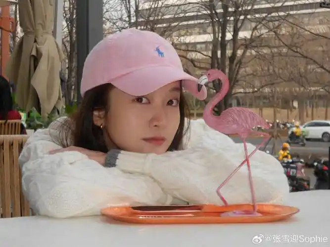 张雪迎笑起来的时候也更加的迷人,露出了一排洁白的牙