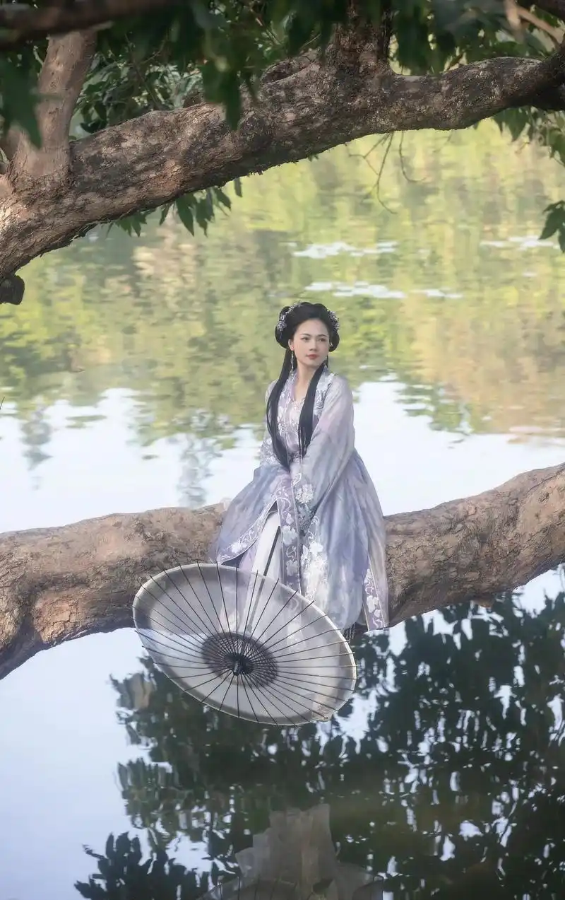 异志阁 #汉服#今天你穿越了嘛 #汉服照片 哪怕夜长长又 - 抖音