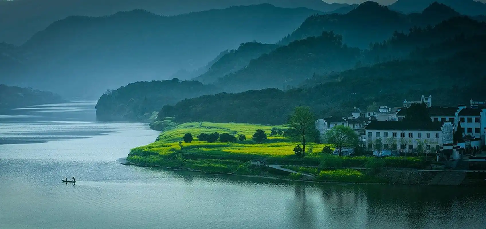 安徽歙县深渡镇是进入新安江山水画廊风景区的游船码头,新安江山水
