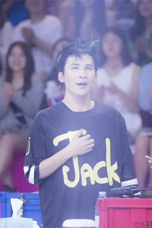 张大大重现"被黑"一幕 张翰大跳广场舞