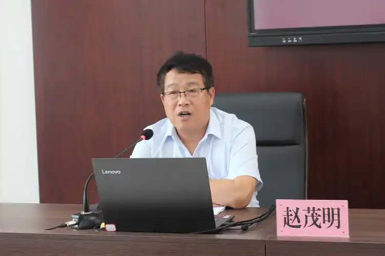 县教育局党委副书记王荣娟宣读2019-2020年度陕西省和富平县大学生