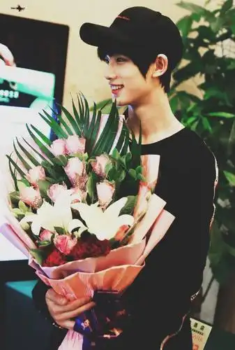 丁程鑫抱着花