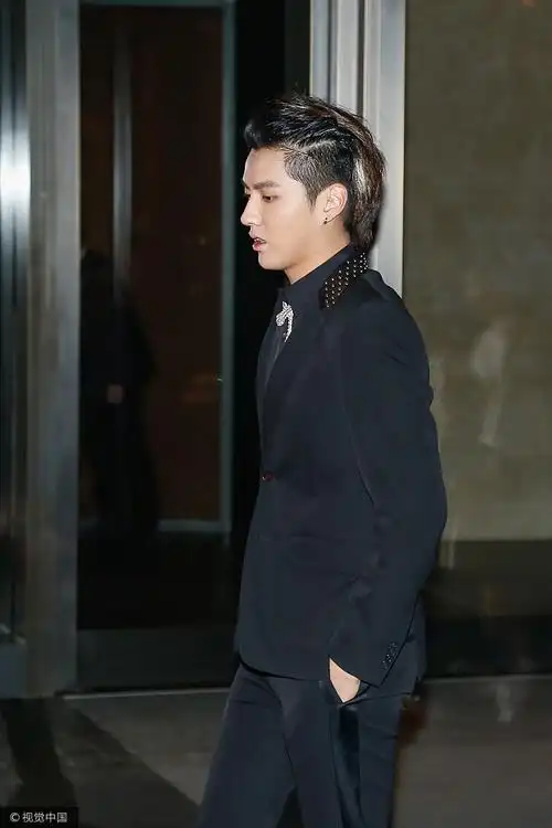 吴亦凡潮酷发型配笔挺西装令人眼前一亮