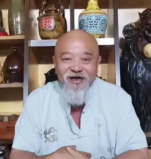 68岁李琦近况揭秘!烟酒肉不离身,生活现状引热议,究竟过得如