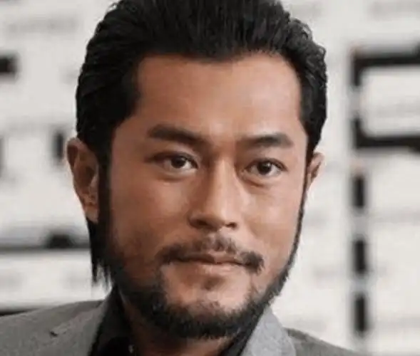 男明星留胡子堪比整容,王宝强帅到没边,肖战像换了一张脸