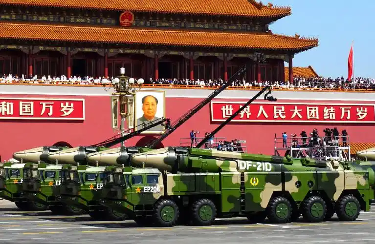 航天科工11型导弹武器装备亮相胜利日大阅兵