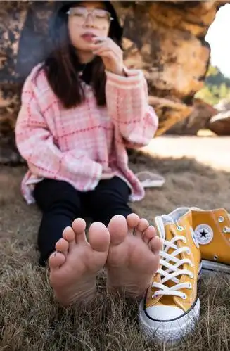 【南国足艺】草地上秀美脚的女主播[51p/711m]