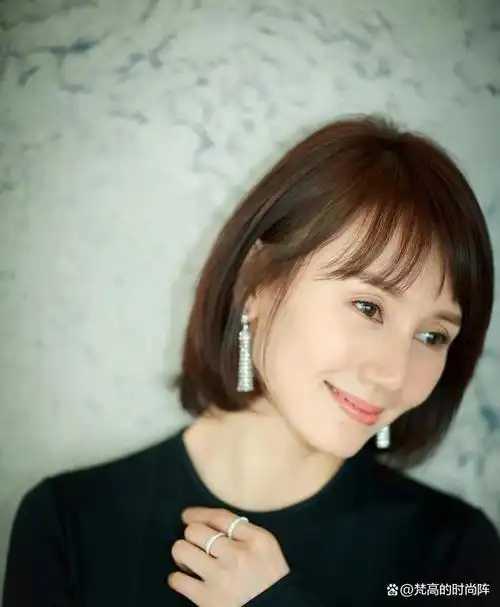 女人都很爱美,而中年女人追求美得方式就是不断地倒腾发型,直发或者