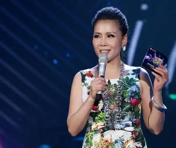 58岁田震晒泳装照!网友喊她上《歌手》刺激那英,理由