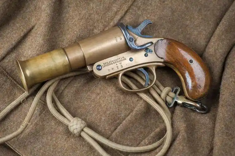 信号枪到底能不能打死人?消灭坦克都不成问题!