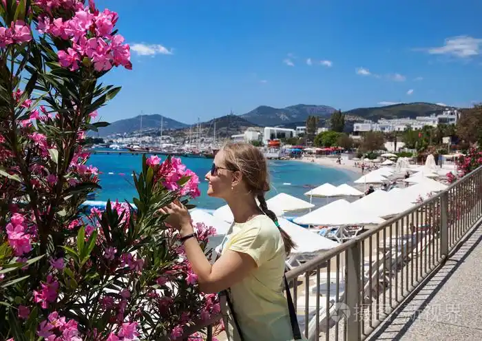 在博德鲁姆海滩旅游女人