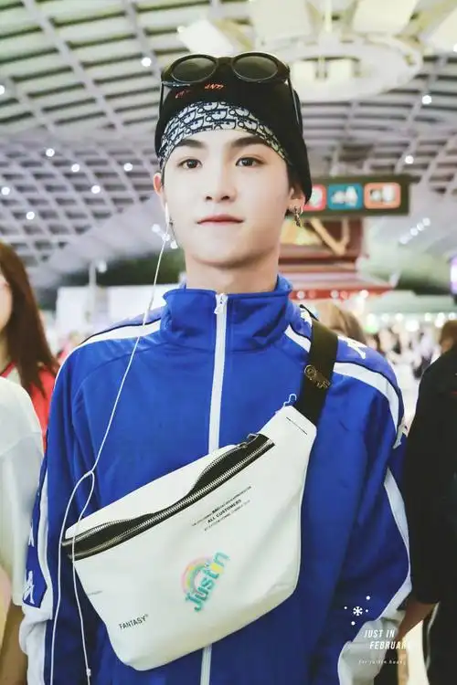 黄明昊justin蓝发