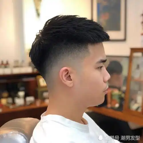 的男生,除了寸头发型,我们可以尝试剪一款这样的两边铲青无刘海短发