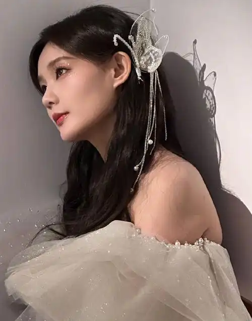 组图:李一桐着流苏连衣裙勾勒好身材 气质清冷优雅灵气动人