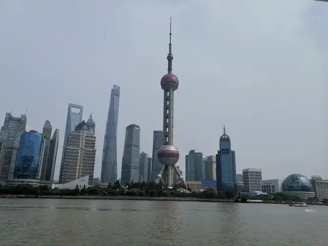 【携程攻略】上海外滩景点,上海的外滩是黄浦江畔最驰名中外的景点