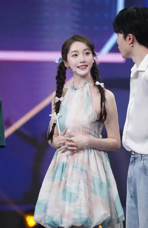 姜贞羽超话梦幻蓝绿色燕尾纱裙清新浪漫,和姜姜@姜贞羽-aisling一起