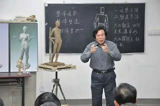 朱连城教授细心认真地讲解泥塑人体课程师生们认真地观摩与听讲各位