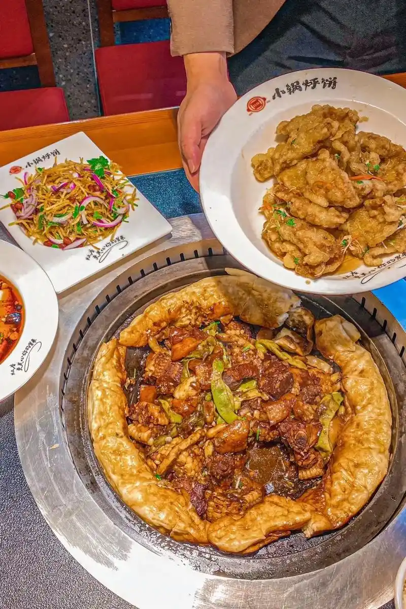 小锅烀饼真的太绝了,饼蘸汤真是太香了,排骨炖到脱骨,软烂入味 - 抖音